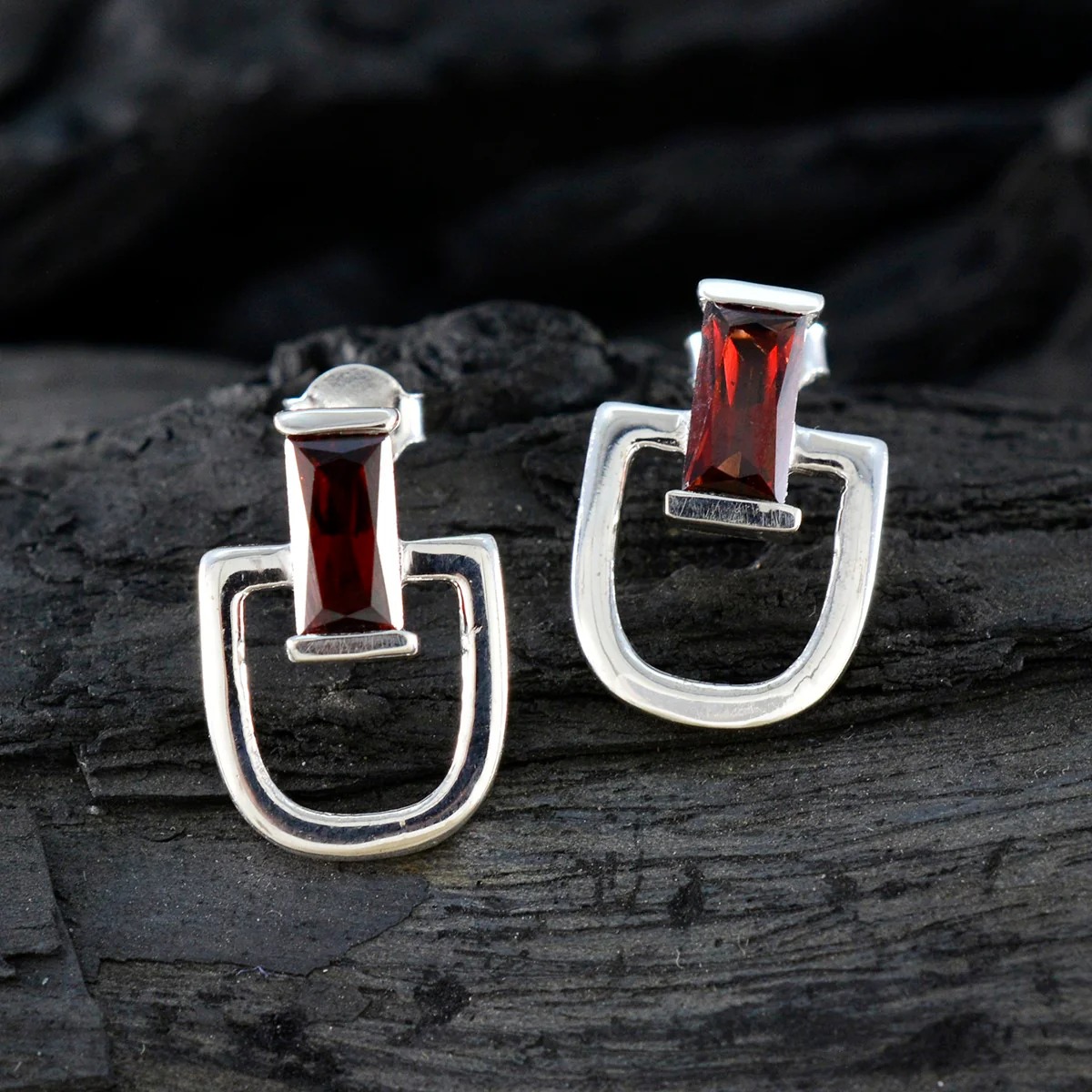 Garnet American Amanda Solitaire Stud Red Silver Earring - Image 3