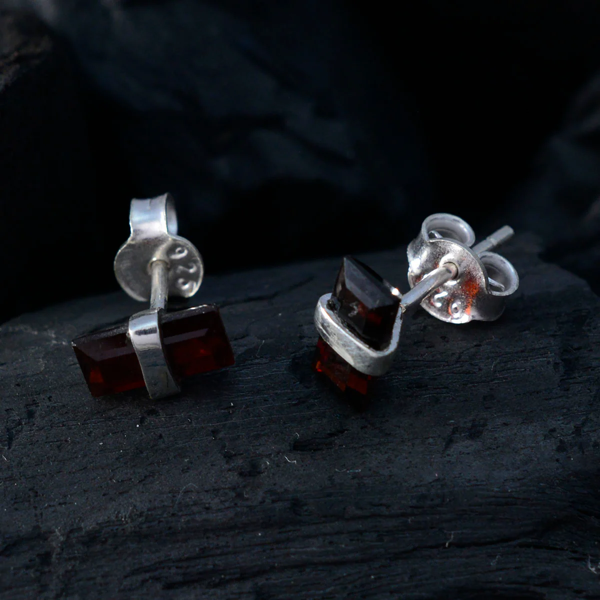 Garnet Egyptian Agustina Solitaire Stud Red Silver Earring - Image 4